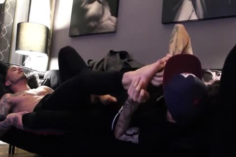 kinky Tatted guy With admirable Feet acquires Worshiped And Cums