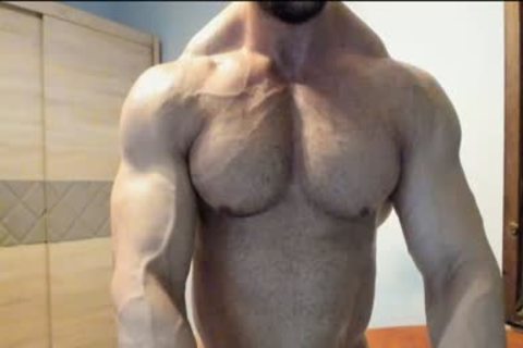 A older Muscle man Masturbating In Live