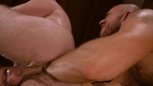 Club Inferno Dungeon: Muscled & tattooed Chris Wydemen pumping